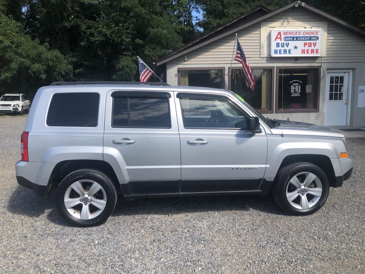 2012 Jeep Patriot Latitude 4WD 111k miles 4cyl 2.4L 21city/26Hwy mpg Child Safety locks Stability Control Airbags 172hp